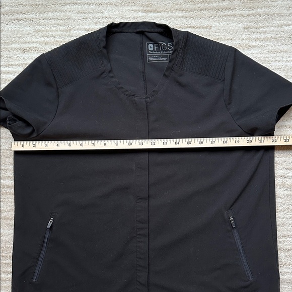 FIGS Technical Collection Yola Scrub Top Stretch Zip Pockets Nurse Black Medium - Picture 8 of 11
